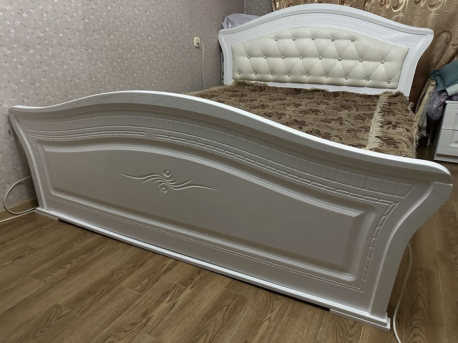 Двуспальная кровать