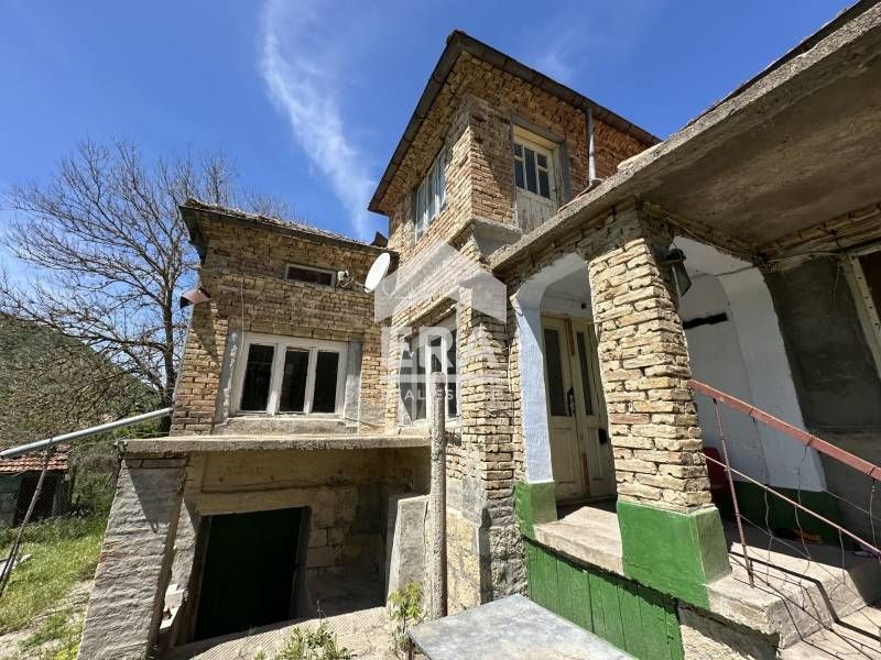 Ексклузивно! Едноетажна къща с изба и таванско помещение в село Невша,