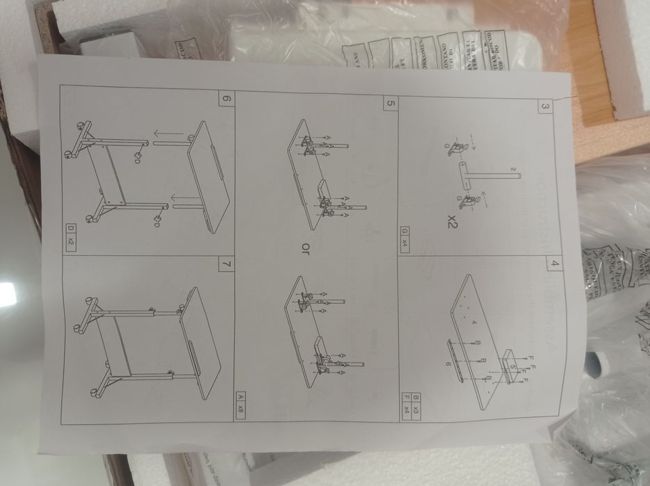 Бюро на колелца с накланящ се плот