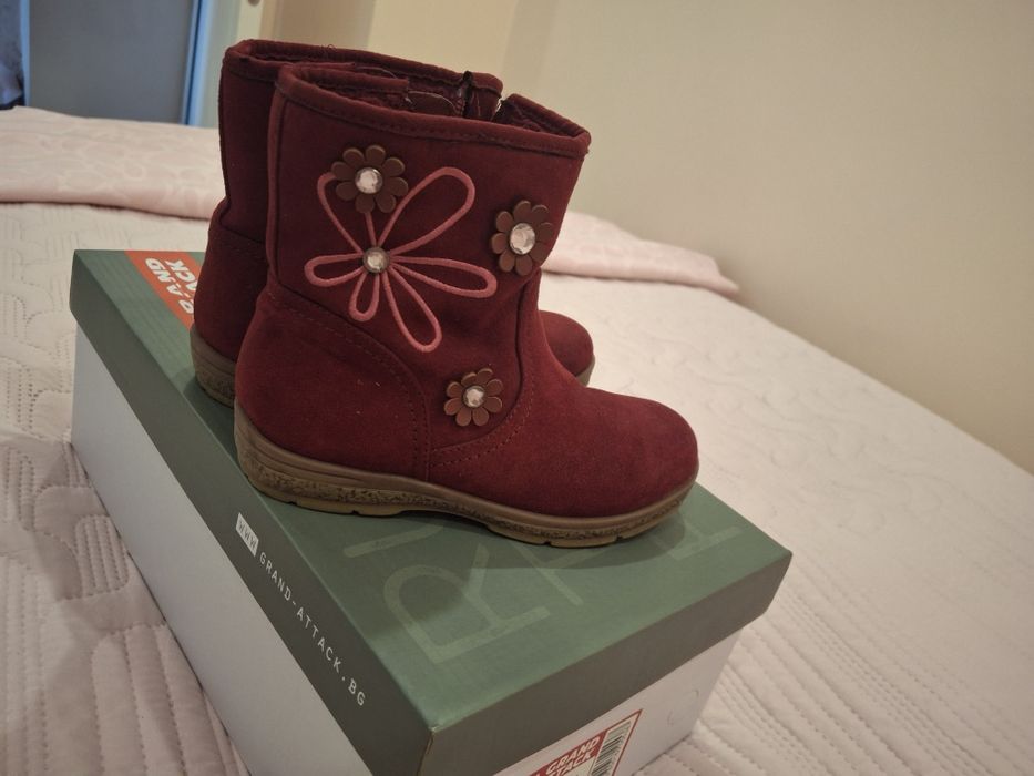 Детски боти в бордо.