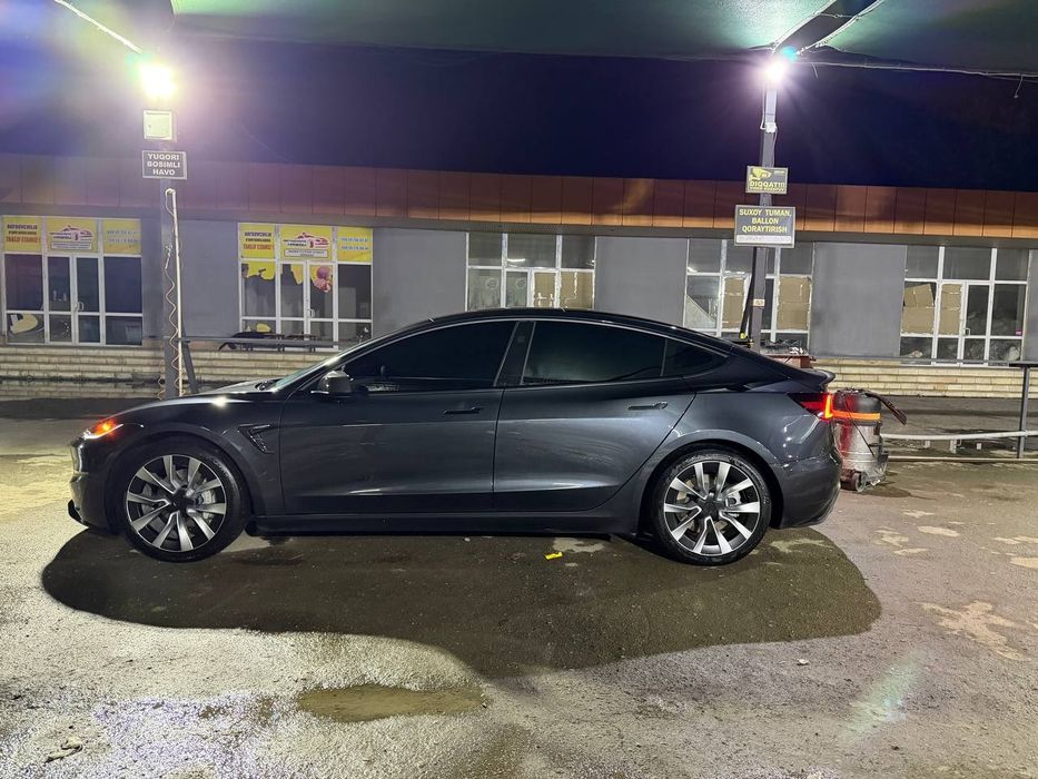 Tesla model 3 sotiladi