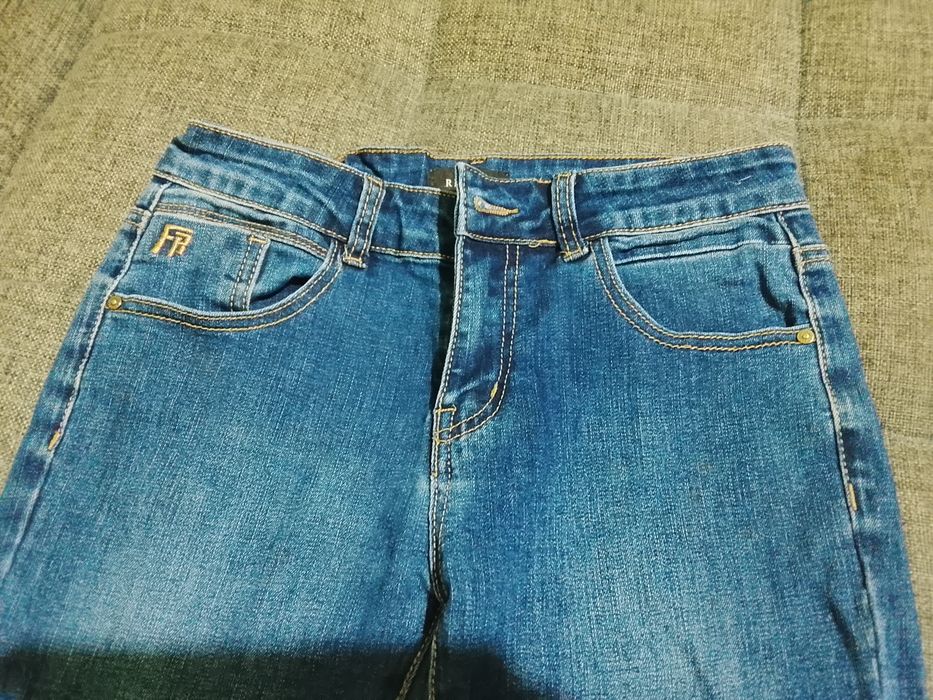 Джинсы фирменные на 8-10 лет.