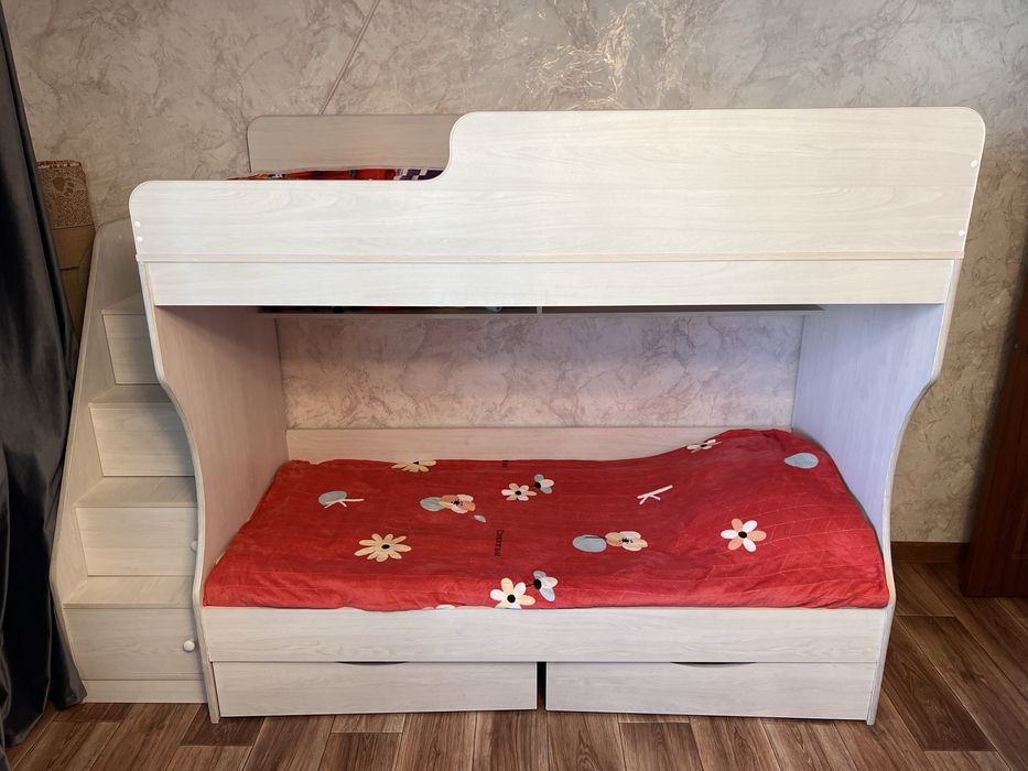 Двухъярусная детская кровать + 2 детских матраса