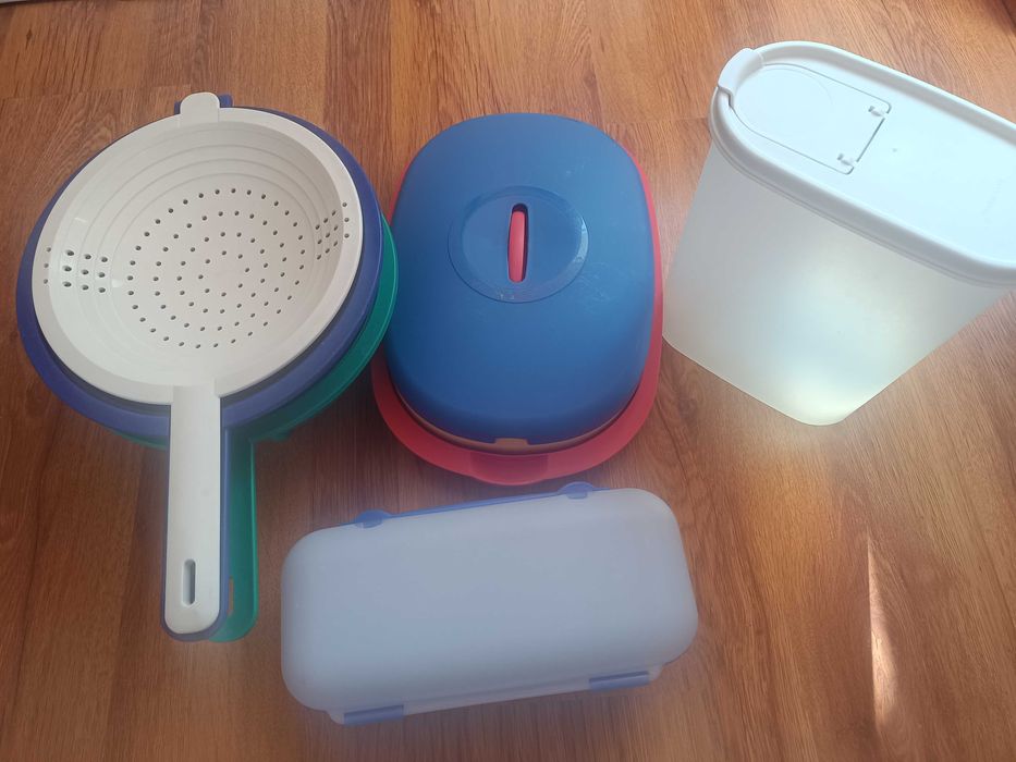 Стари цедки и кутии Tupperware