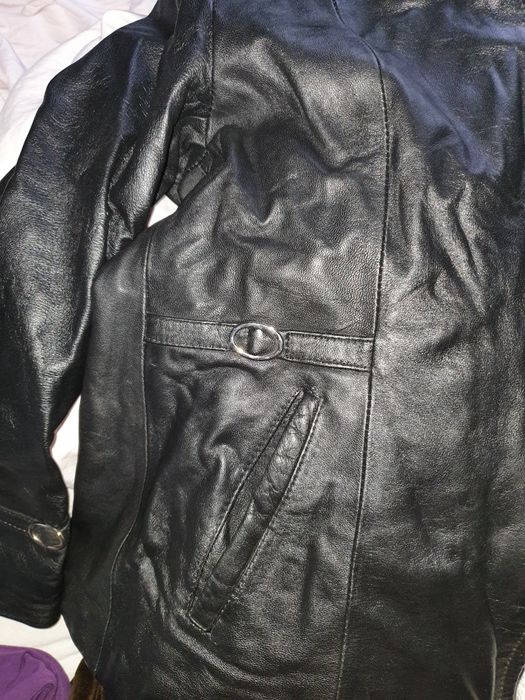 Geaca de piele neagra cu gluga de blana