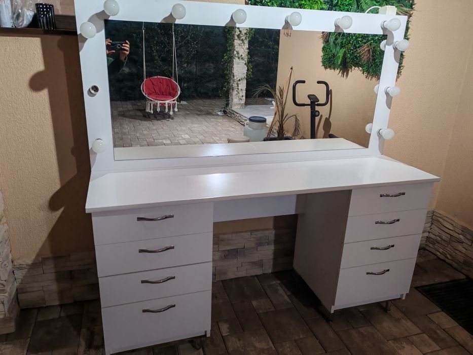 Masă de machiaj cu leduri