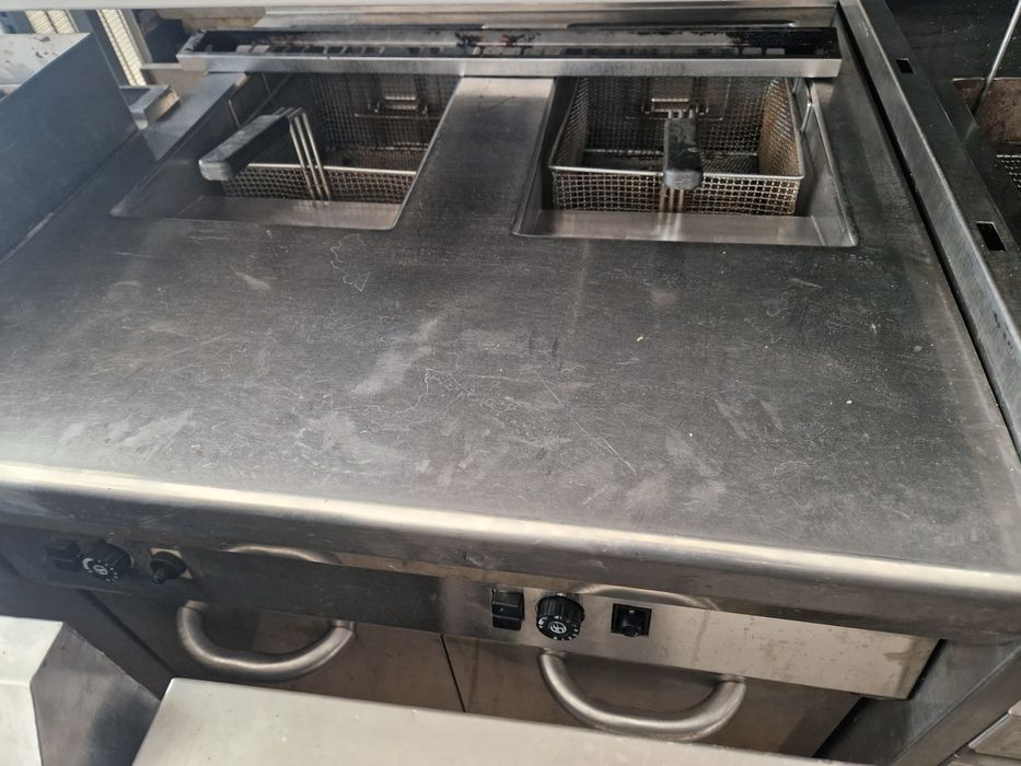 Friteuza 1 sau 2 cuve inox, la 380v, cu banc și robinet de golire