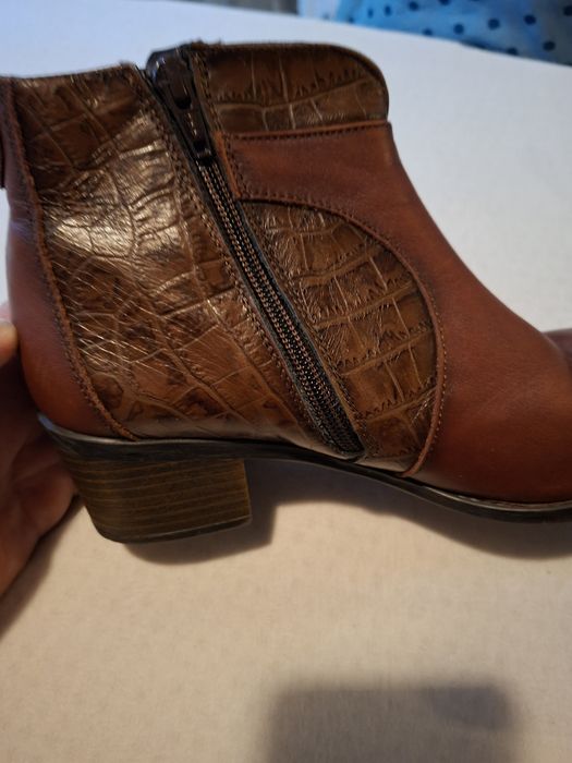 Cizmà scurta de dama din poele de crocodil.