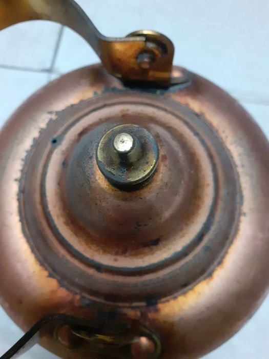 Меден стар чайник и масивна бронзова кана