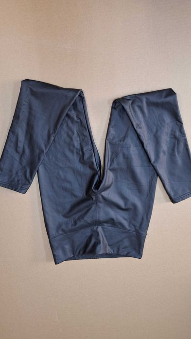 Pantaloni piele matlasati la interior.