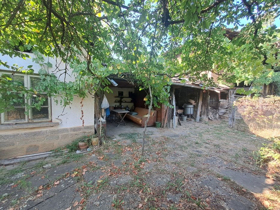 Продавам имот в с. Лешница, обл. Ловеч