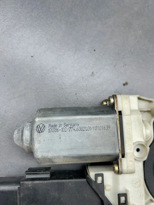 Motoras macara geam fata dreapta 9776105415301 Volkswagen VW Golf 2002