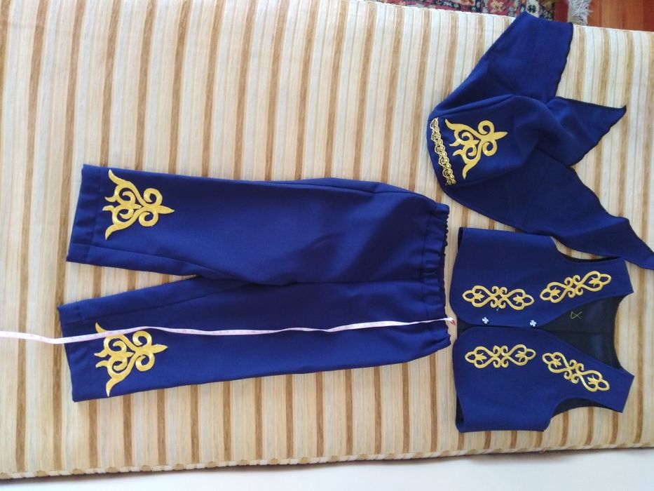 Продам 2 костюма  на мальчика