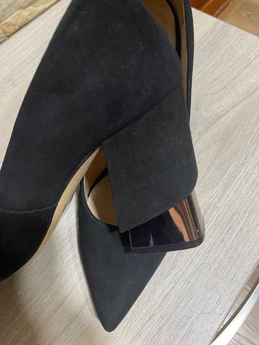 Продаются женские,замшевые туфли