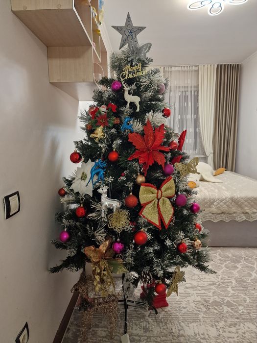 Продам ёлку с игрушками украшениями ..