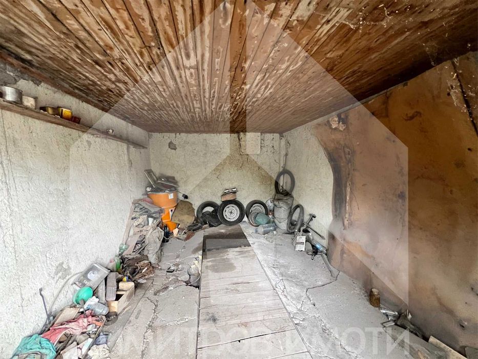 Продаваме самостоятелна тухлена къща в гр. Плиска с двор 1 дка и ГАРАЖ