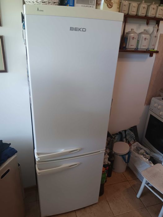 Хладилник BEKO, с камера