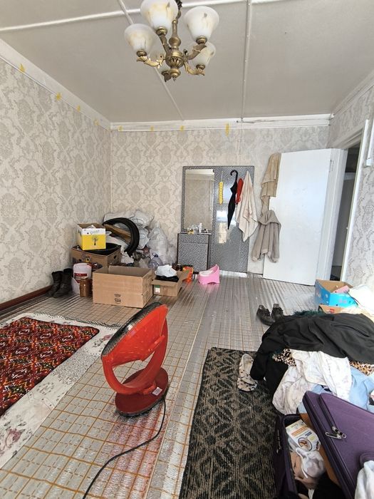 3 х комнатную квартиру у Метро. В деревянном доме Спутник 3.  Огород