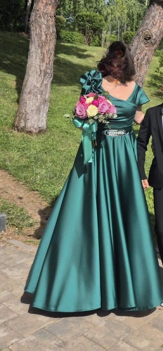 Rochie de ocazie verde smarald purtata doar o dată