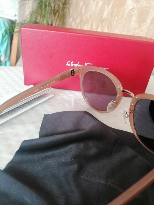 Чисто нови дамски, дизайнерски, слънчеви очила Салваторе Феррагамо