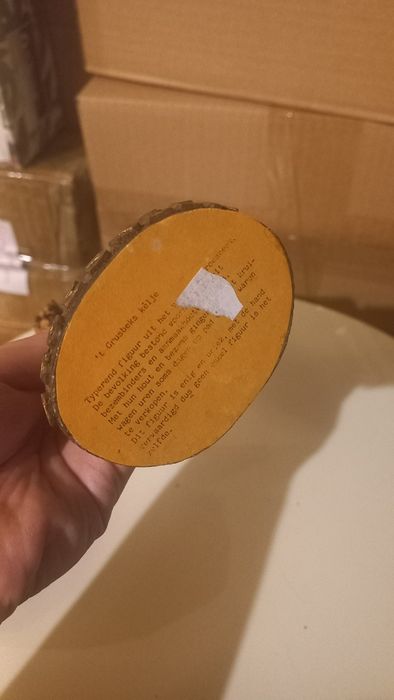 Статуетка на мъж с дърва на рамо