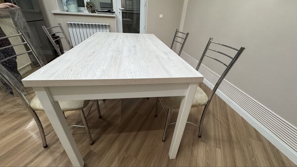 Обеденный стол и стулья 6 штук