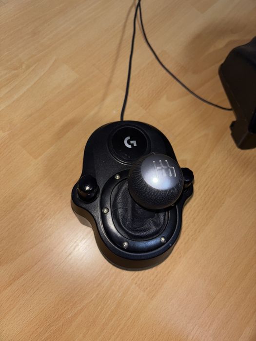 Volan Logitech G29 cu pedale si schimbator