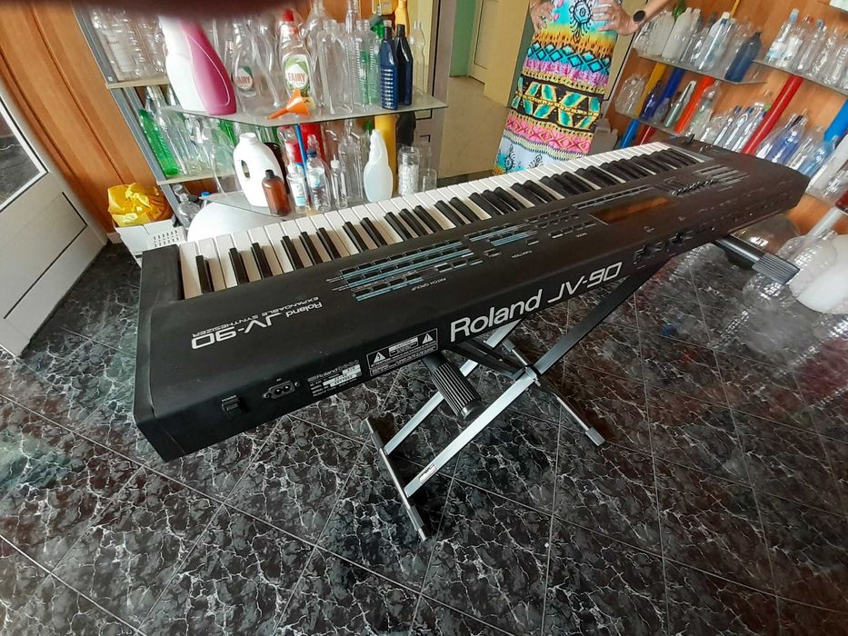 Синтезатор ROLAND  JV 90 като нов.