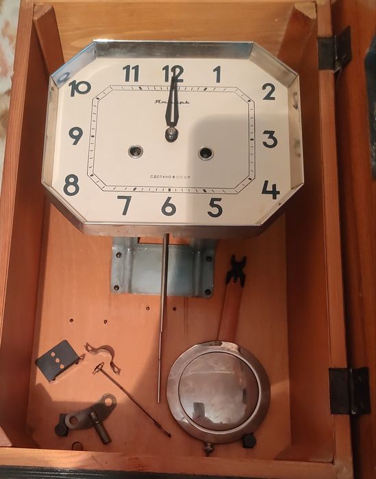 Часы Янтарь настенные с боем. СССР 1970 гг