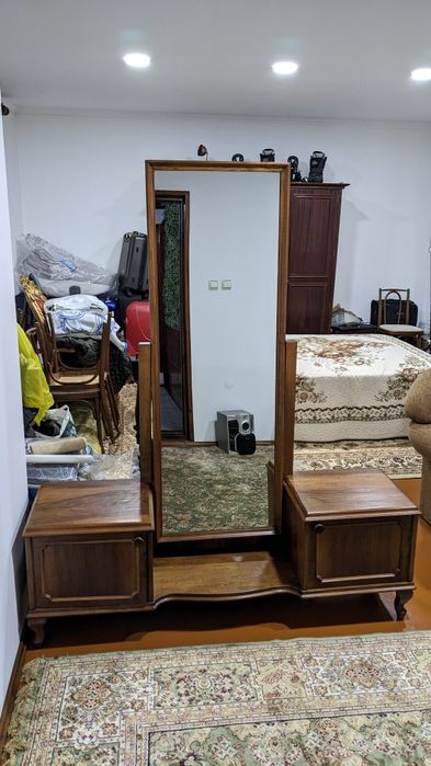 Продам комплект: 2 кресла+ 3 столика. Румыния.