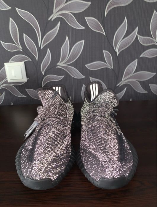 Yeezy 350 noi cu eticheta