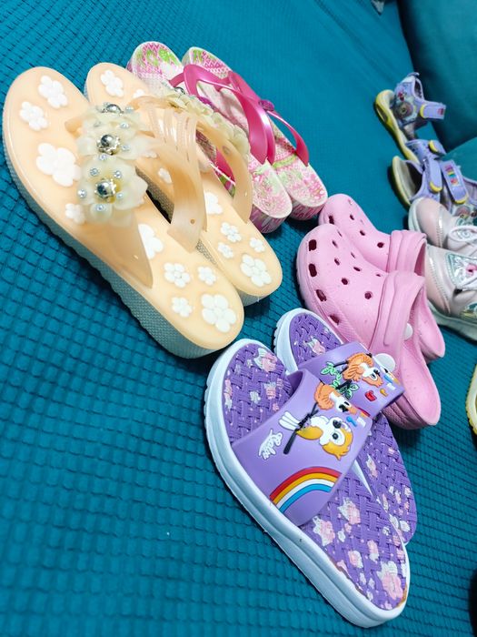 Босоножки, кроссовки, шлёпки, сланцы и кроксы для девочки