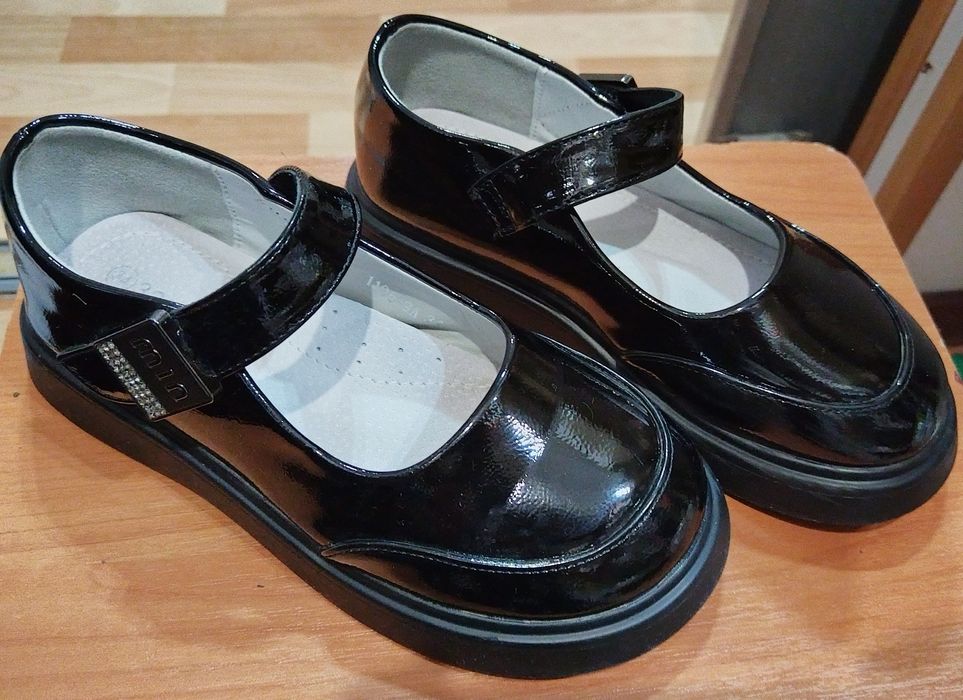 Продам обувь для девочки