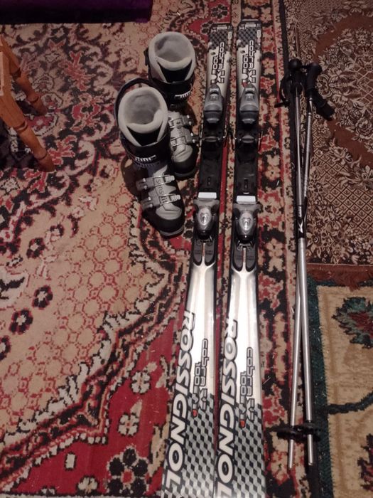 Vând clăpari damă Salomon nr.36 și schiuri Rossignol preț 1200