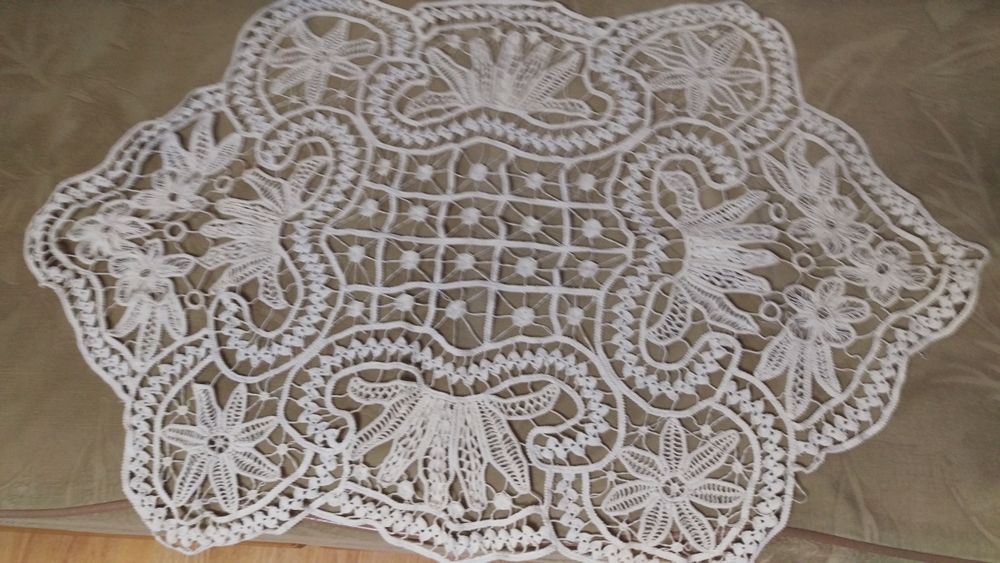 Vând-schimb milee lasetă, picturi neinramante, un bibelou peste sticla