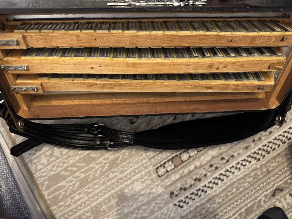 Vând acordeon  120 basi