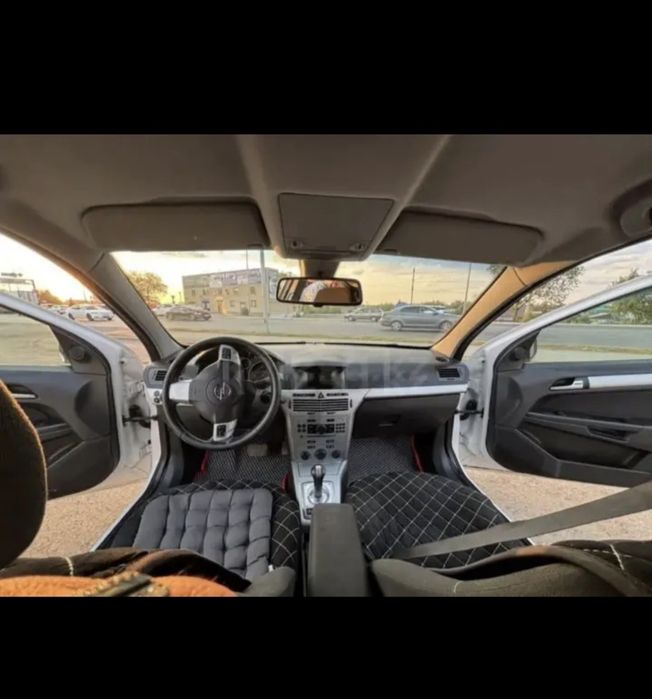 Машина Opel Astra 2010