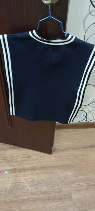 Продам жилетку школьную