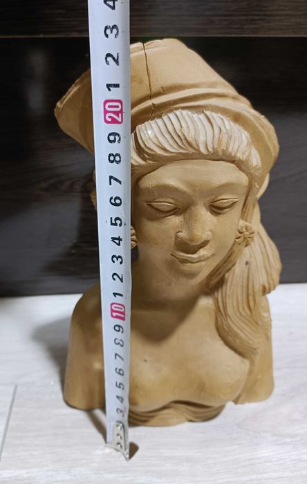 Деревянная статуэтка девушки