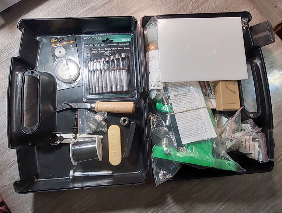 Набор инструментов для работы с кожей.