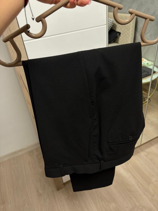 Vand costum negru barbat marimea EUR 30