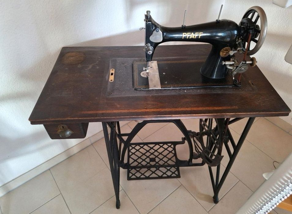 Mașină de cusut antica PFAFF clasa 12 cu masă și pedală originale