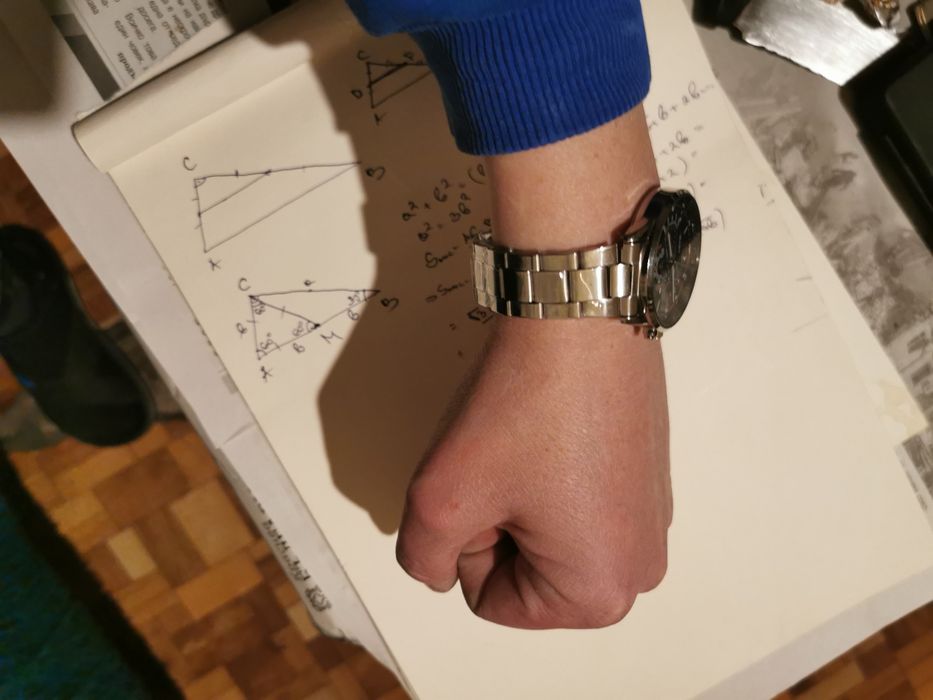 Часовник кварцов с метална каишка.