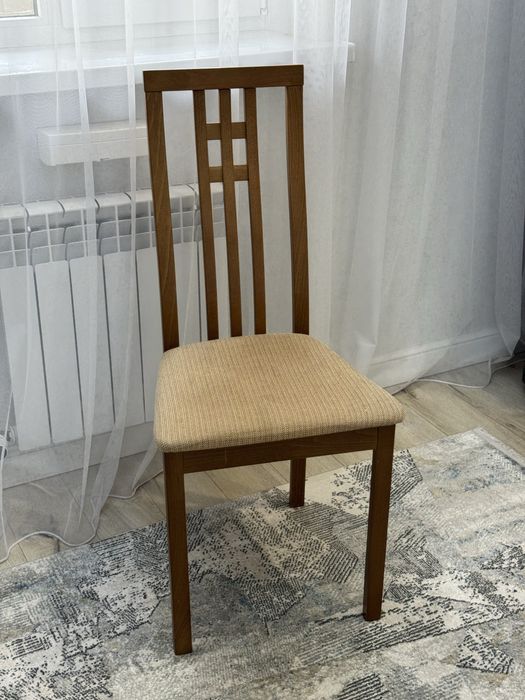 Продам стол круглый и 4 стула.