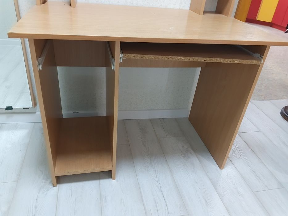 Компьютерный стол продам за 8000