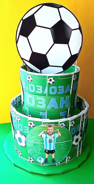 Картонена торта от книжки за оцветяване за рожден ден.