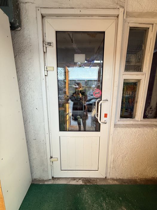 Продаётся пластиковая дверь