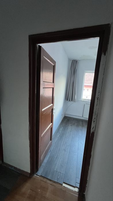 Apartament Lupeni 3 camere semidecomandat + boxa