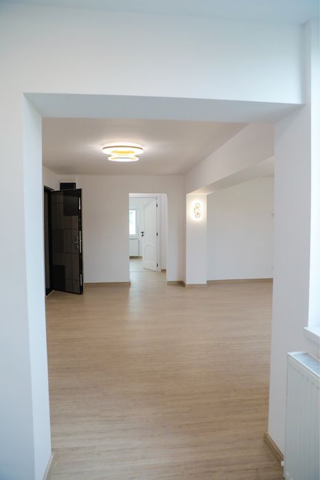 Apartament 4 camere de vanzare