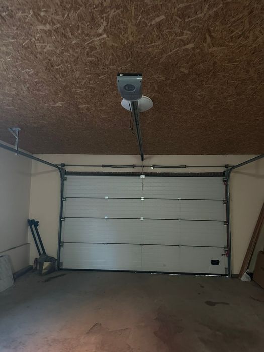 Ремонт секционных ворот,шлагбаумов.